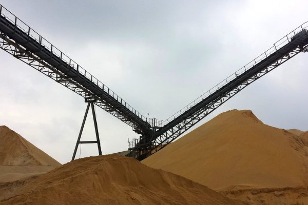 Photo by Jandira Sonnendeck a machine in the desert